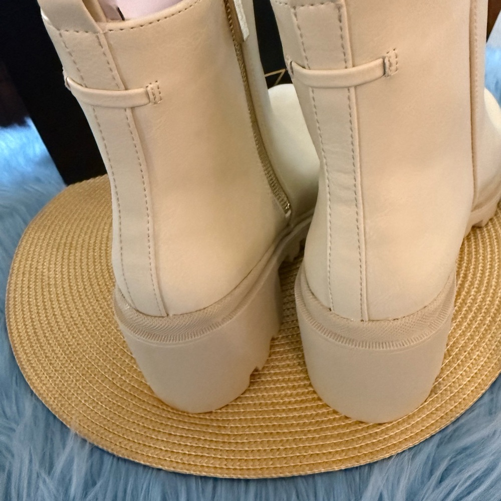 Shoe Dazzle NEW Danilyn Lug Sole
Bootie Faux Leather Cream 10 - Picture 8 of 10